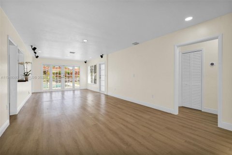 House in Miami, Florida 3 bedrooms, 136.38 sq.m. № 2002429 - photo 13