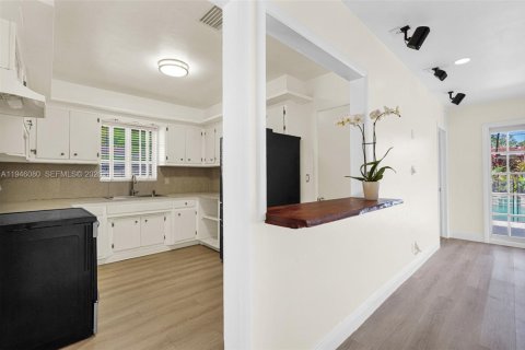 House in Miami, Florida 3 bedrooms, 136.38 sq.m. № 2002429 - photo 17