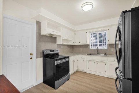 House in Miami, Florida 3 bedrooms, 136.38 sq.m. № 2002429 - photo 19