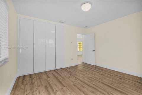 House in Miami, Florida 3 bedrooms, 136.38 sq.m. № 2002429 - photo 26