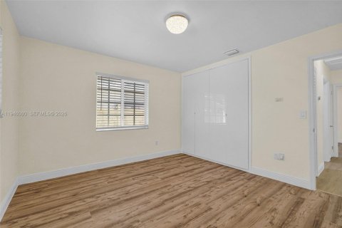 House in Miami, Florida 3 bedrooms, 136.38 sq.m. № 2002429 - photo 24