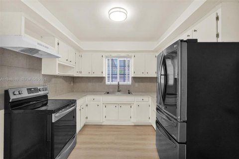 House in Miami, Florida 3 bedrooms, 136.38 sq.m. № 2002429 - photo 20