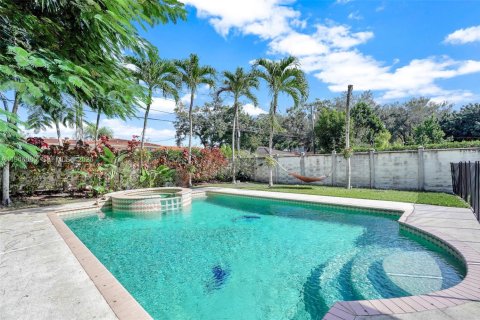 House in Miami, Florida 3 bedrooms, 136.38 sq.m. № 2002429 - photo 3