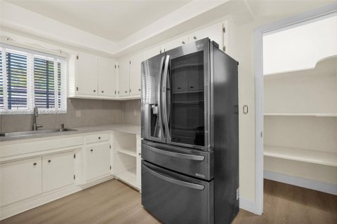 House in Miami, Florida 3 bedrooms, 136.38 sq.m. № 2002429 - photo 15