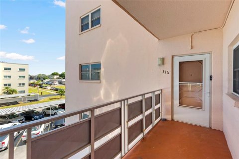 Condo in Saint Petersburg, Florida, 2 bedrooms  № 2234587