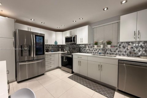 Купить кондоминиум в Майами, Флорида 2 спальни, 132.66м2, № 1781746 - фото 17