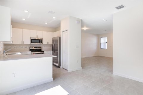 Townhouse in Homestead, Florida 3 bedrooms, 166.85 sq.m. № 1989397 - photo 3