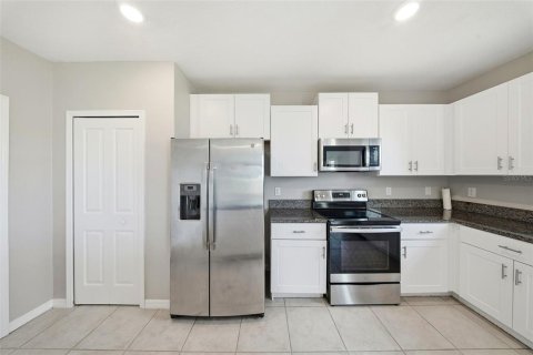 House in Sun City Center, Florida 4 bedrooms, 244.8 sq.m. № 2217775 - photo 2