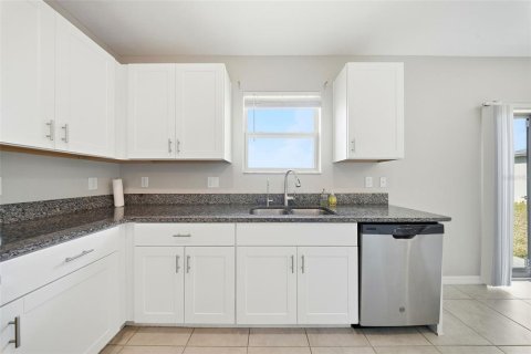 House in Sun City Center, Florida 4 bedrooms, 244.8 sq.m. № 2217775 - photo 3