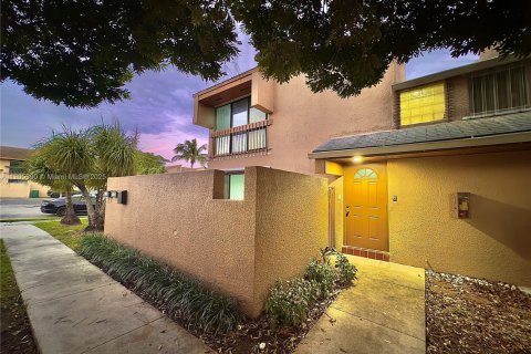 Touwnhouse à vendre à Palmetto Bay, Floride: 2 chambres, 102.19 m2 № 1956158 - photo 1
