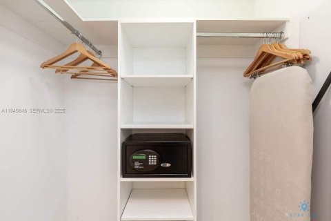Copropriété à vendre à Hallandale Beach, Floride: 2 chambres, 95.5 m2 № 2088639 - photo 15