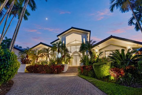 House in Coral Gables, Florida 4 bedrooms, 311.13 sq.m. № 2429897 - photo 3