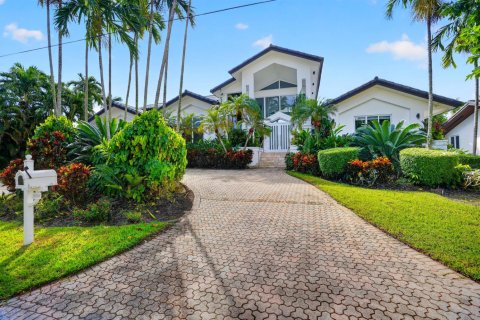 House in Coral Gables, Florida 4 bedrooms, 311.13 sq.m. № 2429897 - photo 2