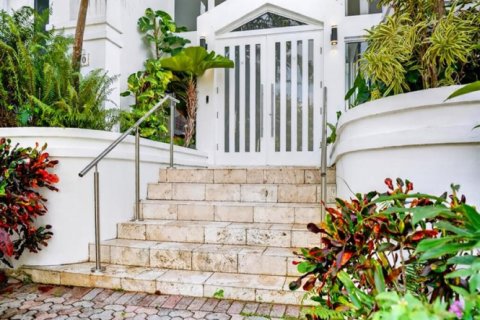 House in Coral Gables, Florida 4 bedrooms, 311.13 sq.m. № 2429897 - photo 14