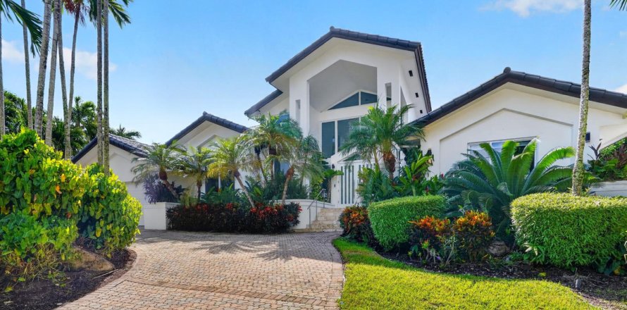 House in Coral Gables, Florida 4 bedrooms, 311.13 sq.m. № 2429897