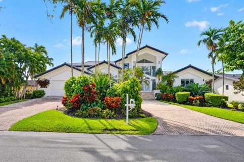 House in Coral Gables, Florida 4 bedrooms, 311.13 sq.m. № 2429897 - photo 9