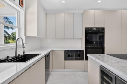 House in Coral Gables, Florida 4 bedrooms, 311.13 sq.m. № 2429897 - photo 29