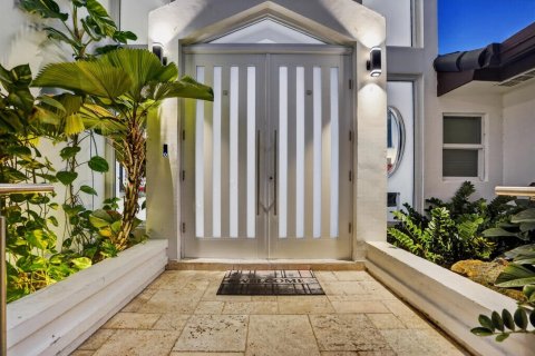 House in Coral Gables, Florida 4 bedrooms, 311.13 sq.m. № 2429897 - photo 7