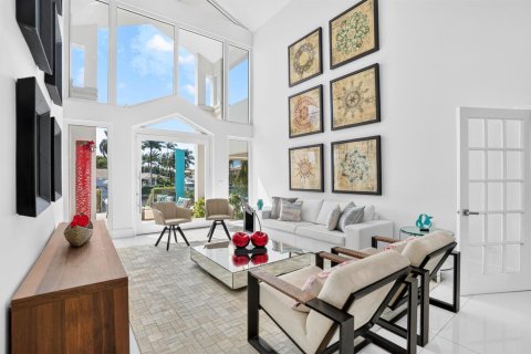 House in Coral Gables, Florida 4 bedrooms, 311.13 sq.m. № 2429897 - photo 20