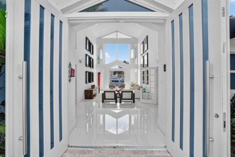House in Coral Gables, Florida 4 bedrooms, 311.13 sq.m. № 2429897 - photo 8