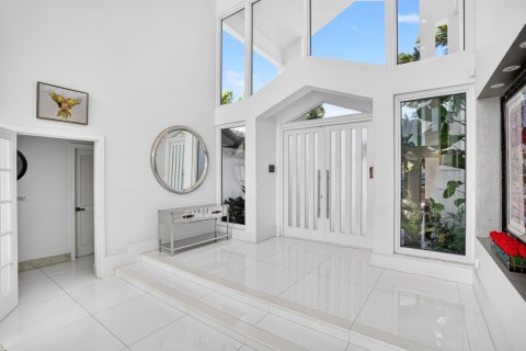 House in Coral Gables, Florida 4 bedrooms, 311.13 sq.m. № 2429897 - photo 17
