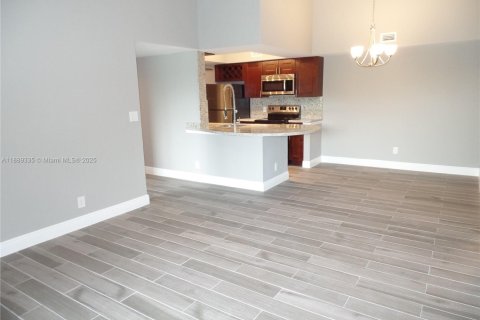 Copropriété à louer à Tamarac, Floride: 2 chambres, 95.69 m2 № 1939149 - photo 1