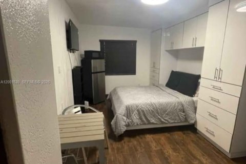 Villa ou maison à louer à Miami, Floride: 1 chambre, 229.93 m2 № 2065704 - photo 2
