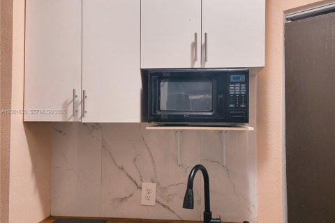 Villa ou maison à louer à Miami, Floride: 1 chambre, 229.93 m2 № 2065704 - photo 8