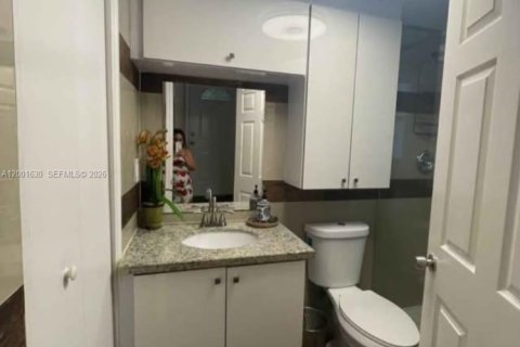 Villa ou maison à louer à Miami, Floride: 1 chambre, 229.93 m2 № 2065704 - photo 4