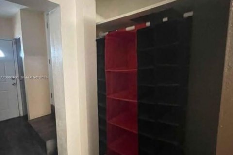 Villa ou maison à louer à Miami, Floride: 1 chambre, 229.93 m2 № 2065704 - photo 5