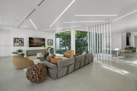 House in Hallandale Beach, Florida 8 bedrooms, 728.35 sq.m. № 1431320 - photo 17