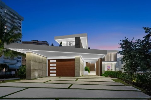 House in Hallandale Beach, Florida 8 bedrooms, 728.35 sq.m. № 1431320 - photo 5