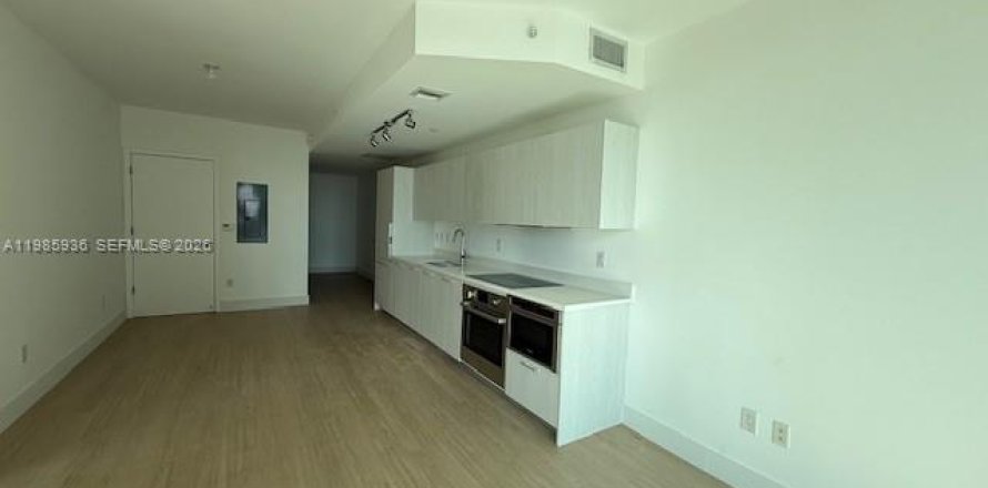 Condominio en Miami, Florida, 1 dormitorio  № 2047579