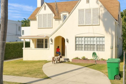 Propiedad comercial en Miami, Florida 239.87 m2 № 2055021