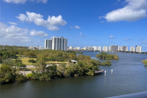 Copropriété à louer à North Miami Beach, Floride: 2 chambres, 102.94 m2 № 1930445 - photo 2