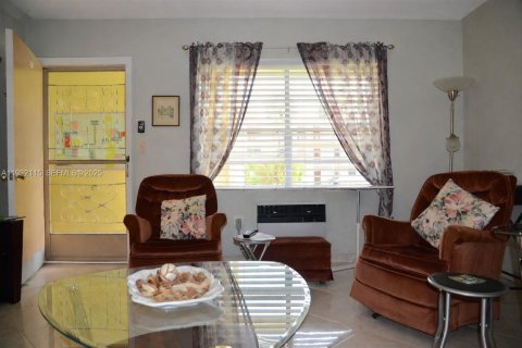 Condo in Miami, Florida, 1 bedroom № 1991133 - photo 11