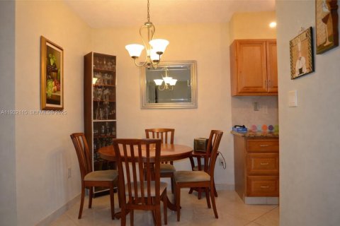 Condo in Miami, Florida, 1 bedroom № 1991133 - photo 4