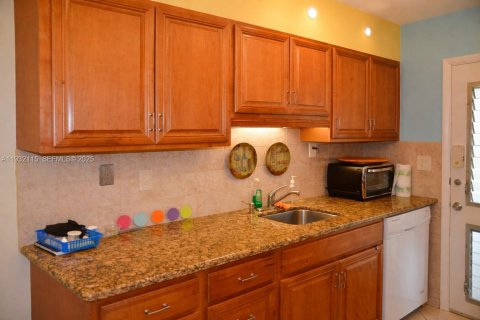 Condo in Miami, Florida, 1 bedroom № 1991133 - photo 5