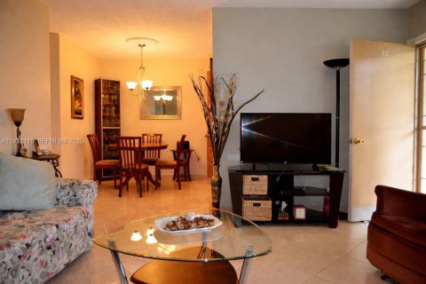 Condo in Miami, Florida, 1 bedroom № 1991133 - photo 6