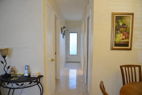 Condo in Miami, Florida, 1 bedroom № 1991133 - photo 12