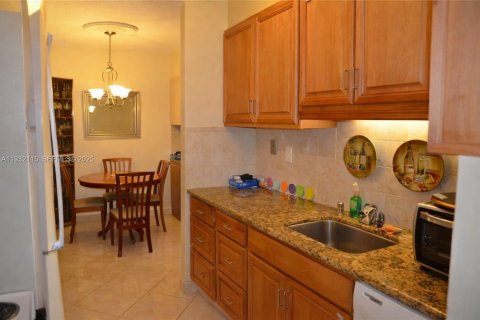 Condo in Miami, Florida, 1 bedroom № 1991133 - photo 3