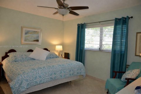Condo in Miami, Florida, 1 bedroom № 1991133 - photo 1