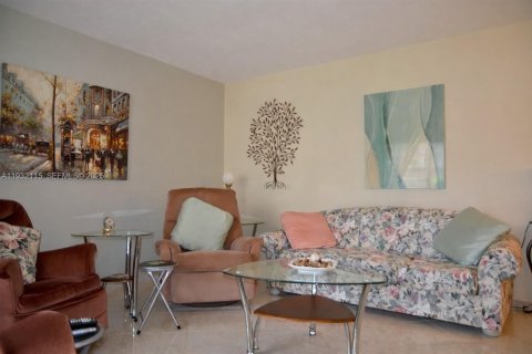 Condo in Miami, Florida, 1 bedroom № 1991133 - photo 10