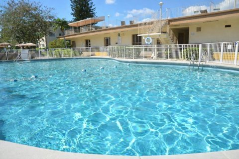 Condo in Miami, Florida, 1 bedroom № 1991133 - photo 13