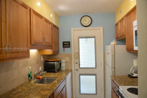 Condo in Miami, Florida, 1 bedroom № 1991133 - photo 9