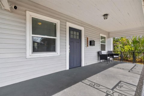 House in Tampa, Florida 3 bedrooms, 100.15 sq.m. № 2150814 - photo 2