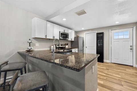 House in Tampa, Florida 3 bedrooms, 100.15 sq.m. № 2150814 - photo 7