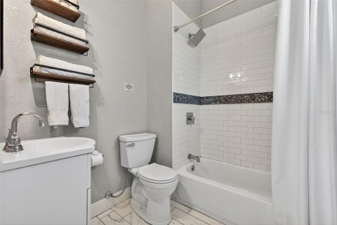 House in Tampa, Florida 3 bedrooms, 100.15 sq.m. № 2150814 - photo 12