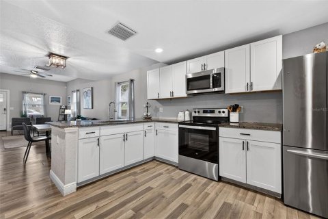 House in Tampa, Florida 3 bedrooms, 100.15 sq.m. № 2150814 - photo 8