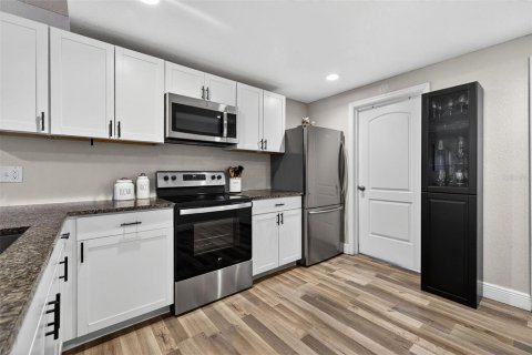 House in Tampa, Florida 3 bedrooms, 100.15 sq.m. № 2150814 - photo 9